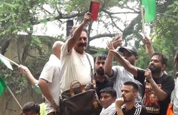 Prakash Raj Waves Constitution at CJP's 'Chalo Sansad' March, Voices Support for Students' Protest