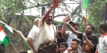 Prakash Raj Waves Constitution at CJP's 'Chalo Sansad' March, Voices Support for Students' Protest