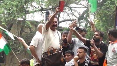Prakash Raj Waves Constitution at CJP's 'Chalo Sansad' March, Voices Support for Students' Protest
