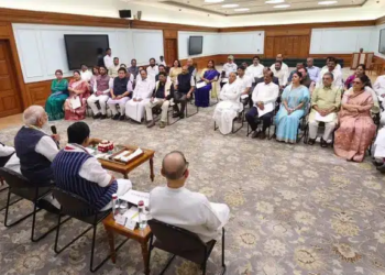 PM Modi Assures NDA MPs, Trinamool Rebels of Support; Calls for Smooth Parliament Functioning