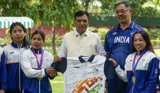 Mandaviya felicitates CWG weightlifters