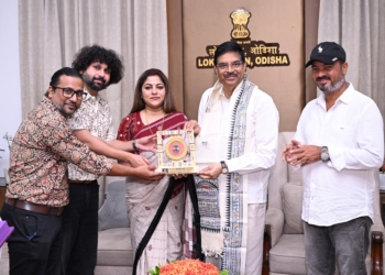 Lahari team meets Odisha Governor