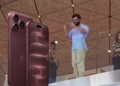 Vicky Kaushal Unboxes New iPhone 18 At Mumbai Apple Store