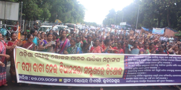 Odisha midday meal cooks protest