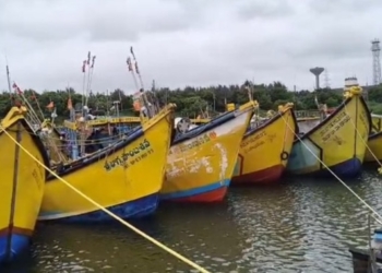 Andhra trawlers stranded Aryapalli