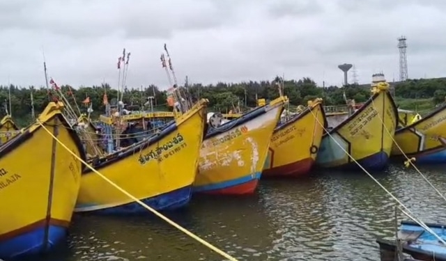 Andhra trawlers stranded Aryapalli