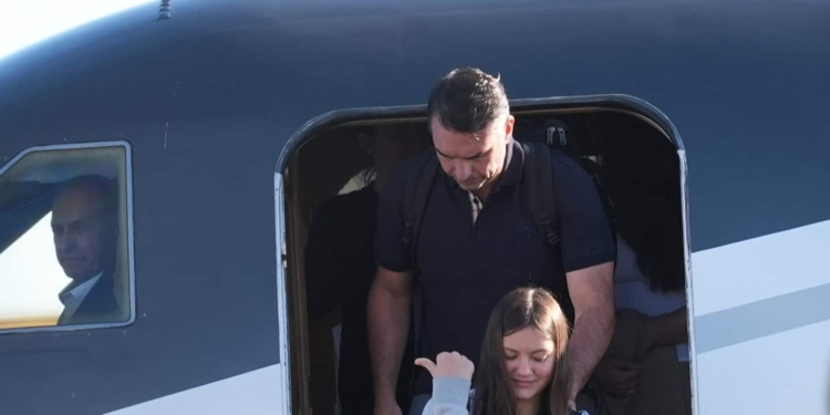 Italian Passport, Decoy Cars, and Private Jets: How Brazil’s Defeated Candidate Flávio Bolsonaro Fled to Miami
