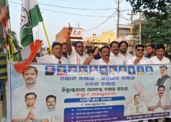 ODISHA BANDH UPDATES 🚨 Normal life disrupted across Bhubaneswar & Sambalpur as Congress & INDIA bloc enforce a 12-hour shutdown over new mining laws & textbook errors. 🛑 BJD stays away. #OdishaBandh #Bhubaneswar #OdishaNews #Protest https://pragativadi.com/odisha-bandh-normal-life-hit-as-india-bloc-stages-statewide-shutdown-rail-and-road-blockades-reported/