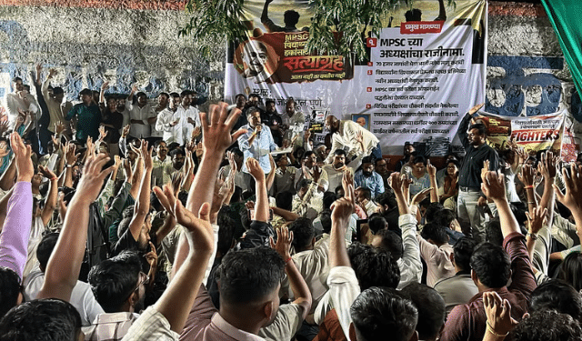 Pune police notices MPSC protest