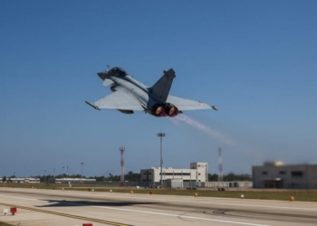 ​Rafale Marine Fighter Jet Achieves Maiden Landing and Take-Off on INS Vikrant in Landmark Trial for Indian Navy