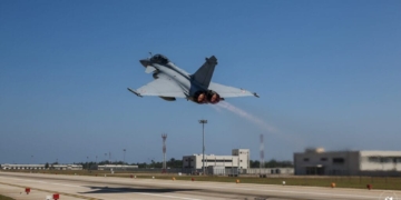 ​Rafale Marine Fighter Jet Achieves Maiden Landing and Take-Off on INS Vikrant in Landmark Trial for Indian Navy