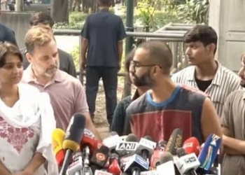 ’Dande Ka Jawab’: Rahul Gandhi Uses Flute Performance in Press Conference to Protest Police Brutality Against Demonstrators