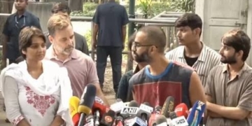​’Dande Ka Jawab’: Rahul Gandhi Uses Flute Performance in Press Conference to Protest Police Brutality Against Demonstrators