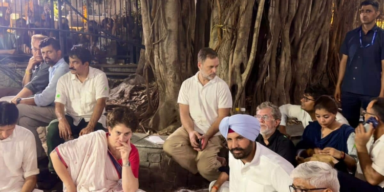 ECI March High-Drama: Rahul Gandhi, Priyanka Gandhi Among 260 Detained in Delhi Protests After 8-Hour Akashvani Bhawan Sit-In