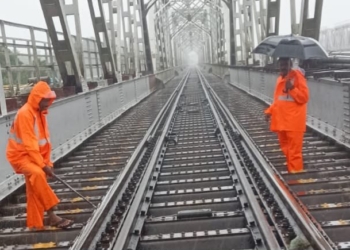 Indian Railways Mobilises Rapid Response to Protect Passengers and Tracks Against Cyclone Arnab