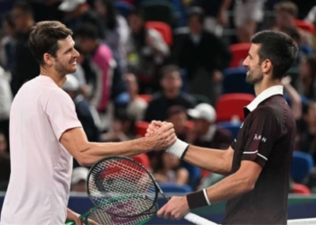 Hubert Hurkacz beats Novak Djokovic
