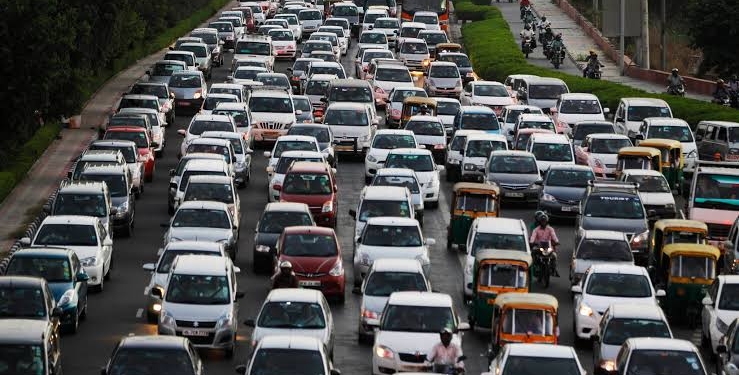 ​Delhi Traffic Police Plan Strict Vehicle Entry Restrictions and WhatsApp Coordination to Curb Air Pollution