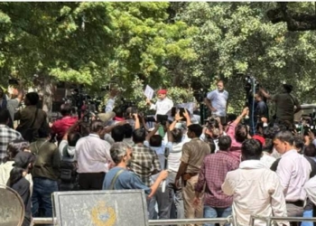 ​”Gyanesh, It’s Done Bro”: Rahul Gandhi Scales Barricade, Waves Tricolour as INDIA Bloc March Stopped