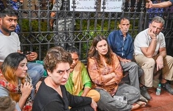 ​Rahul and Priyanka Gandhi Join Ankita Bhandari's Parents in India Gate Sit-In Protesting Dushyant Kumar Gautam's Appointment as Sikkim Governor
