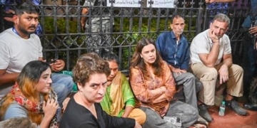 ​Rahul and Priyanka Gandhi Join Ankita Bhandari's Parents in India Gate Sit-In Protesting Dushyant Kumar Gautam's Appointment as Sikkim Governor